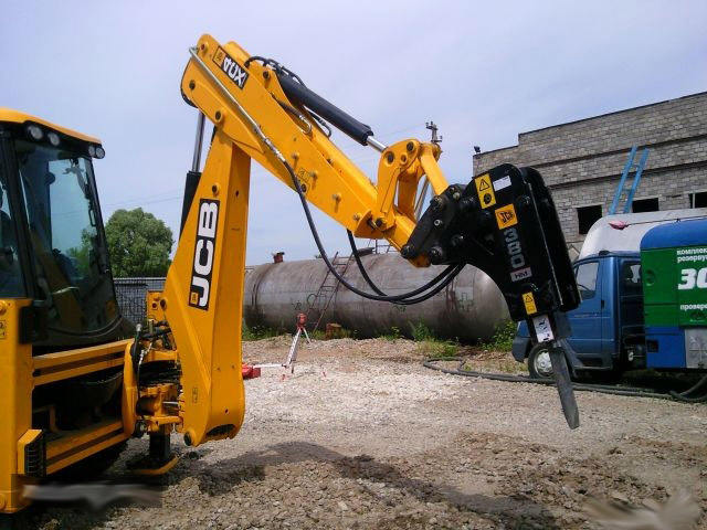 Экскаватор погрузчик JCB с гидромолотом, 900 Дж
